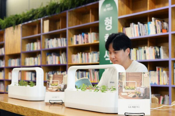 'LG 틔운 미니'로 가꾸는 독서정원 모습 [사진=LG전자](포인트경제)
