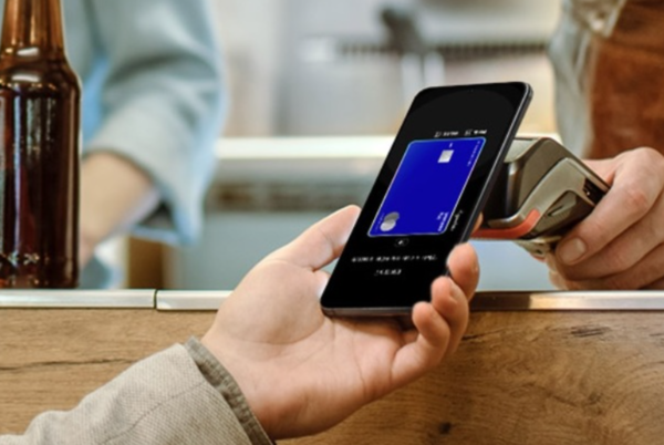 삼성페이로 오프라인 매장에서 결제를 진행하고 있는 모습. /삼성전자