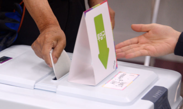 제21대 대통령선거 사전투표 첫날인 29일 전북 전주시 완산구 서신동주민센터 사전투표소를 찾은 시민들이 투표를 하고 있다. /사진=뉴시스