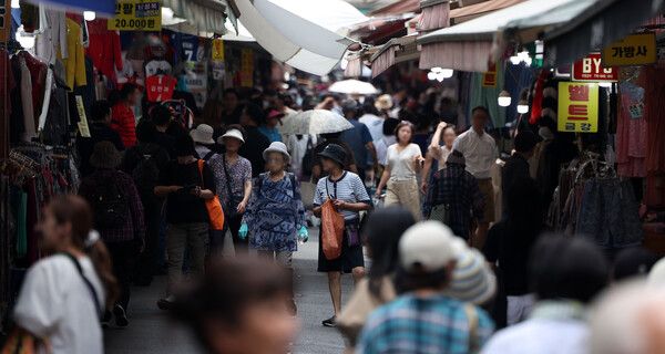 19일 서울 시내 상점가에서 시민들이 오가고 있다. /사진=뉴시스