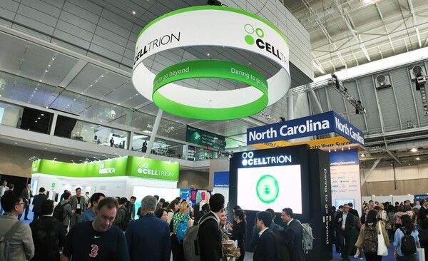 지난&nbsp;16일(현지 시간)부터&nbsp;19일까지 미국 보스턴에서 열린&nbsp;'2025&nbsp;바이오 인터내셔널 컨벤션'에서 참가자들이 셀트리온 부스를 둘러보고 있다. /셀트리온 제공