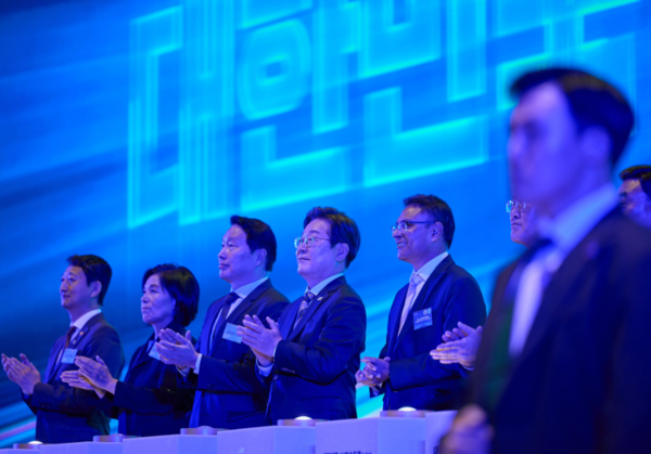 이재명 대통령이 20일 울산전시컨벤션센터에서 열린 울산 AI데이터센터 출범식에서 참석자들과 함께 세리머니를 하고 있다. 대통령실