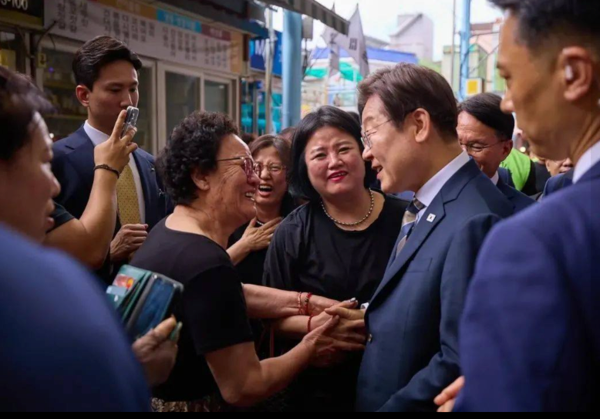 이재명 대통령이 20일 울산 울주군 언양알프스시장을 방문해 시민과 인사를 나누고 있다. /대통령실