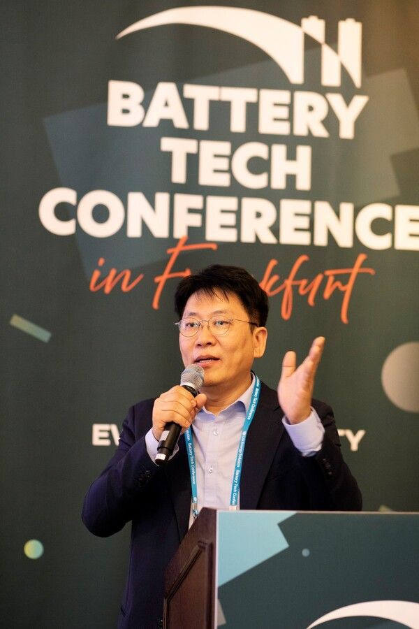 LG에너지솔루션 CEO 김동명 사장이 글로벌 인재 채용 행사 'BTC in 프랑크푸르트'에서 발표하고 있다. /LG에너지솔루션 제공