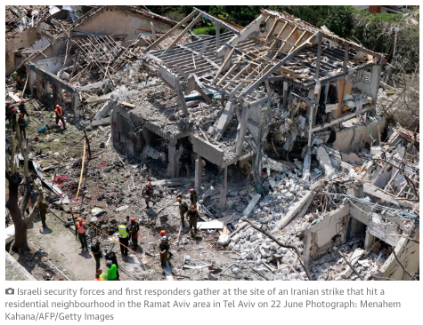 이스라엘 보안군과 응급 대응자들이 22일 텔아비브 라마트 아비브 지역의 주거 지역을 공격한 이란의 공습 현장에 모였다. /가디언지 갈무리