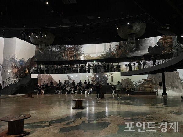 ‘로스트아크’ 단독 미디어아트 전시 ‘빛의 여정’. 미디어아트 공간에서 관람중인 방문객들 ⓒ포인트경제