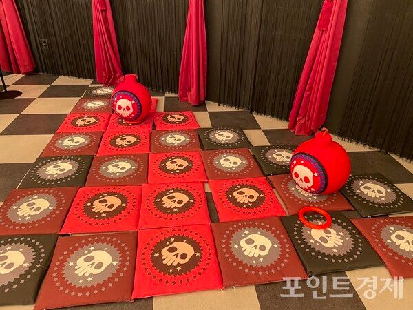 ‘로스트아크’ 단독 미디어아트 전시 ‘빛의 여정’. 소품을 사용하는 포토존 ⓒ포인트경제