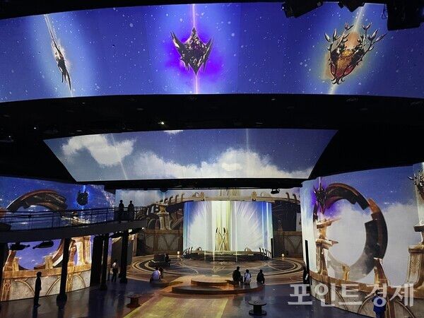 ‘로스트아크’ 단독 미디어아트 전시 ‘빛의 여정’. 넓게 전시된 미디어아트 공간 ⓒ포인트경제