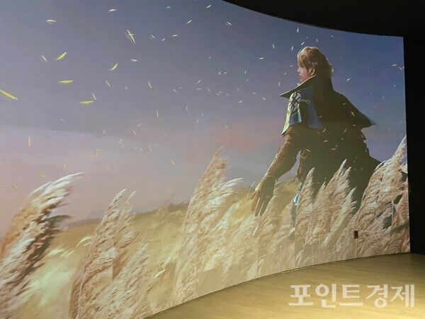 ‘로스트아크’ 단독 미디어아트 전시 ‘빛의 여정’. 원하는 배경을 골라 사진을 찍을 수 있는 포토존&nbsp;ⓒ포인트경제