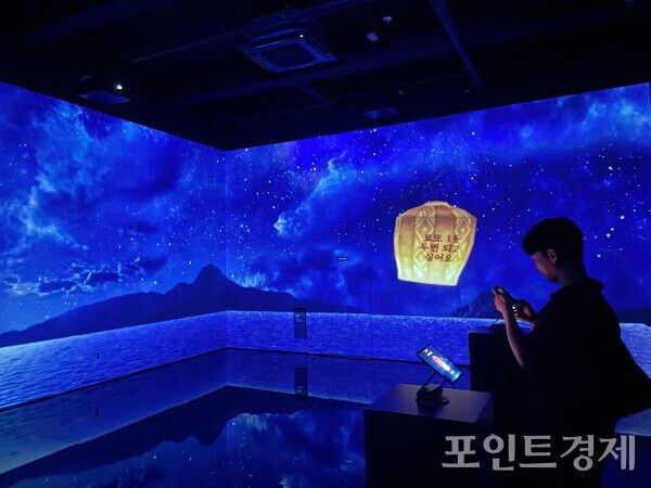 '로스트아크' 미디어아트 전시 '빛의 여정' 방문객이 '스튜디오 룸'을 체험하고 있다. ⓒ포인트경제