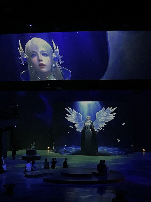 ‘로스트아크’ 단독 미디어아트 전시 ‘빛의 여정’. 넓게 전시된 미디어아트 공간 ⓒ포인트경제