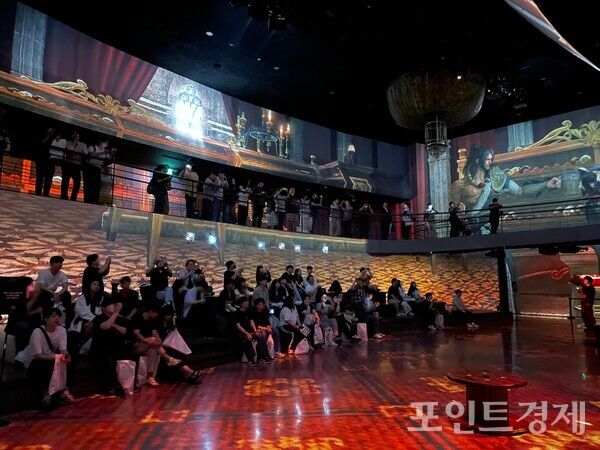 ‘로스트아크’ 단독 미디어아트 전시 ‘빛의 여정’. 미디어아트 공간에서 관람중인 방문객들 ⓒ포인트경제