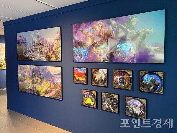 &nbsp;‘로스트아크’ 단독 미디어아트 전시 ‘빛의 여정’. 게임 배경과 일러스트 ⓒ포인트경제