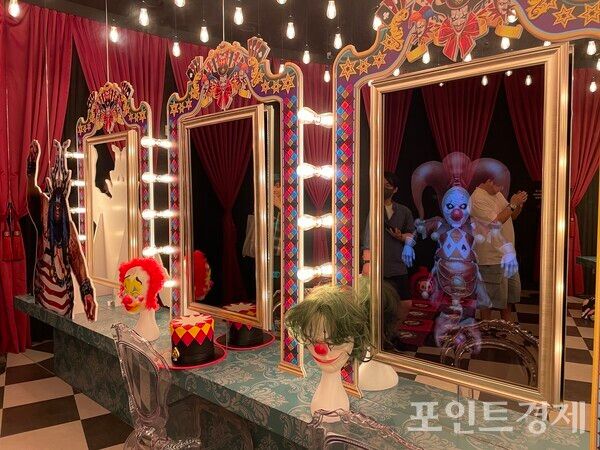 ‘로스트아크’ 단독 미디어아트 전시 ‘빛의 여정’. 소품을 사용하는 포토존 ⓒ포인트경제