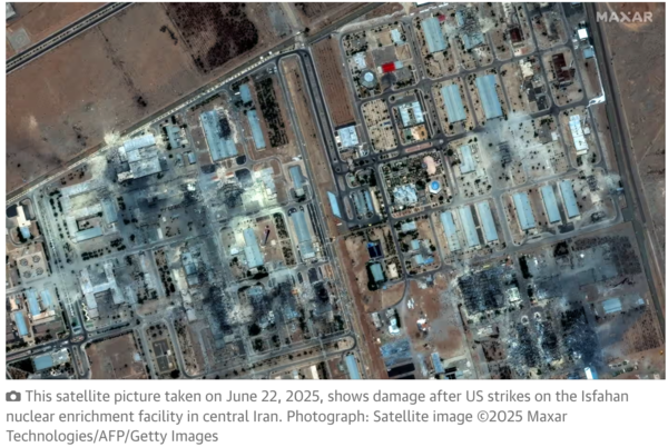 2025년 6월 22일에 촬영된 이 위성 사진은 미국이 이란 중부 이스파한 핵 농축 시설을 공습한 후 발생한 피해를 보여준다. /가디언지 갈무리