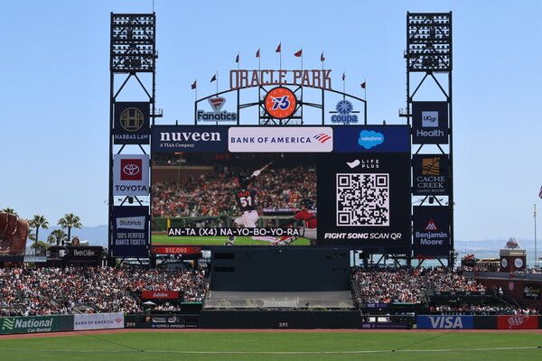 샌프란시스코 자이언츠 홈구장인 오라클파크에 리마스터링한 이정후 응원가 가사가 송출되면서 관객들이 함께 싱어롱(sing along)타임을 가졌다. /한화생명 제공