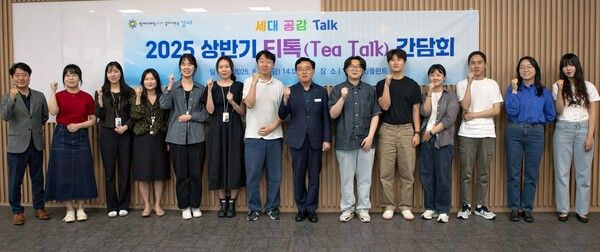 오스템임플란트 마곡 트윈타워 사옥에서 진행한 '티톡 간담회'에서 진교훈 강서구청장(사진 왼쪽에서 여덟 번째)과 임직원들이 기념사진을 찍고있다. [사진=오스템임플란트] (포인트경제)