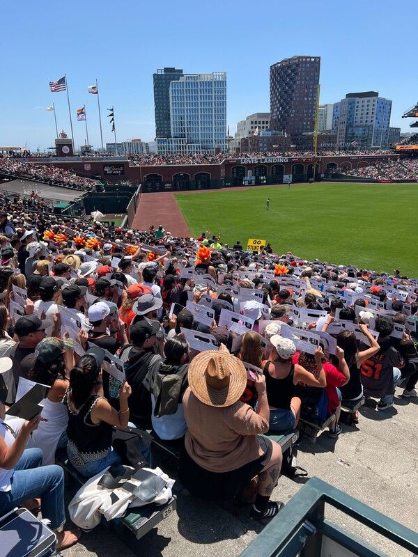 이정후 선수의 등번호&nbsp;'51'을 활용한 카드섹션을 통해 응원을 하고 있다. /한화생명 제공