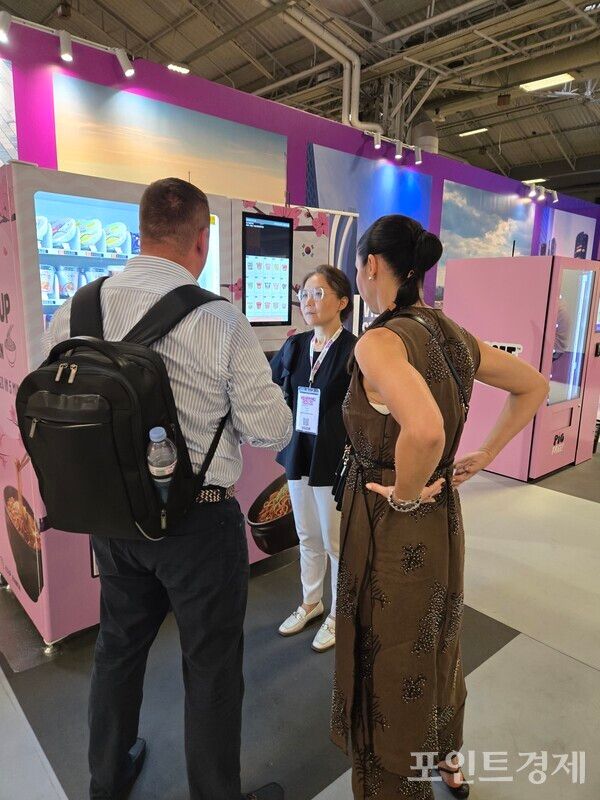 파리에서 열리고 있는 자판기 박람회2025에서 민지은 대표가 방문객들에게 제품 설명을 하고 있는 모습 ⓒ포인트경제 프랑스 통신원