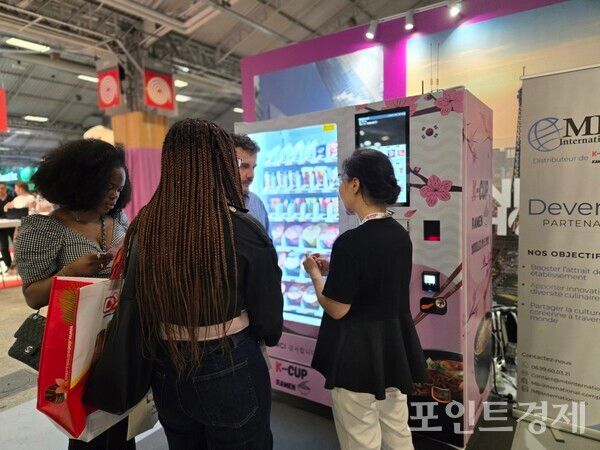 파리에서 열리고 있는 자판기 박람회2025에서 민지은 대표가 방문객들에게 제품 설명을 하고 있는 모습 ⓒ포인트경제 프랑스 통신원