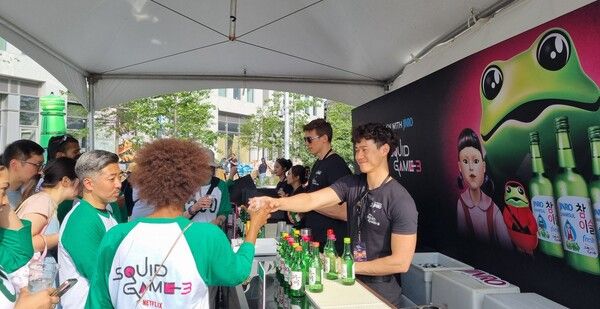 하이트진로 '오징어게임' 이벤트 단독 부스 운영 현장 이미지 [사진=하이트진로](포인트경제)