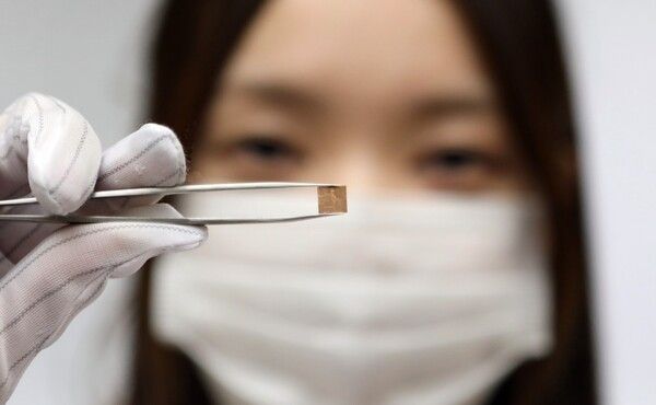 LG이노텍 직원이 코퍼 포스트(Cu-Post)&nbsp;기술을 적용한&nbsp;RF-SiP&nbsp;기판을 선보이고 있다. /LG이노텍 제공