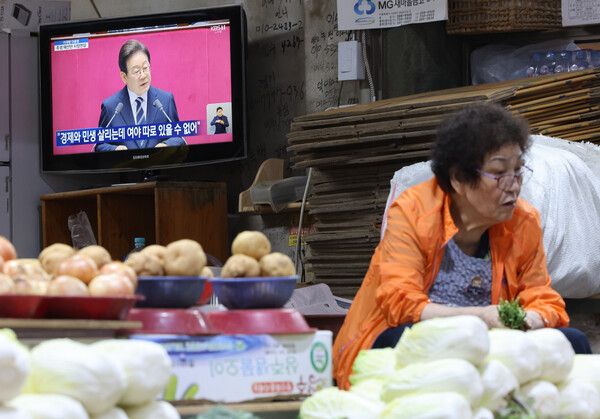 26일 오전 서울 서대문구 인왕시장의 상점 TV에 이재명 대통령의 2025년도 제2회 추가경정예산안 시정연설이 방송되고 있다. /사진=뉴시스