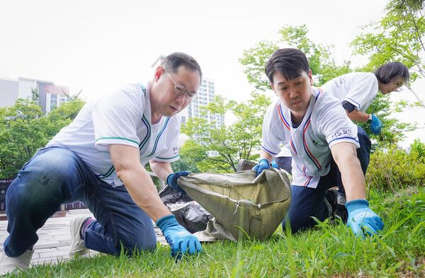HS효성이 창립 1주년을 맞이하여 26일 서울 서초구 서래공원에서 ‘HS효성 가치또같이 봉사단’ 발대식을 열고, 환경정화활동을 진행했다. (사진 좌측) 조현상 HS효성 부회장.