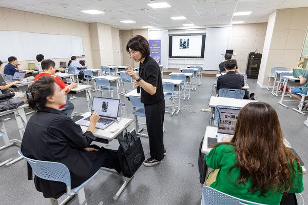 소담스퀘어 보라매에서 강사가 소상공인을 대상으로 생성형&nbsp;AI&nbsp;활용 교육을 진행하는 모습이다. /KT 제공