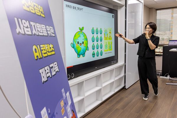 소담스퀘어 보라매에서 강사가 소상공인을 대상으로 생성형&nbsp;AI&nbsp;활용 교육을 진행하는 모습이다. /KT 제공