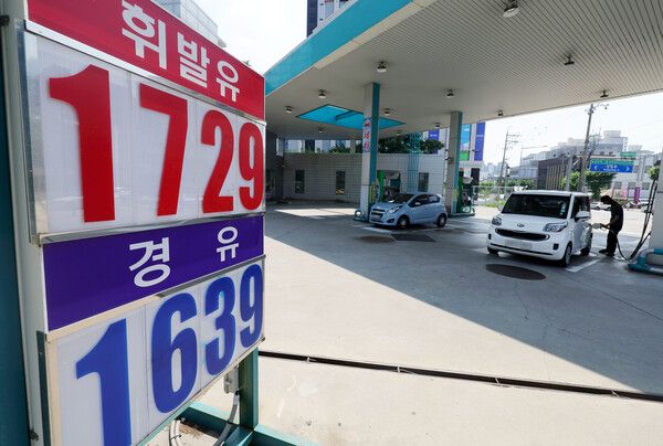 지난 23일 서울 시내 한 주유소에 유가 정보가 표시돼 있다. /사진=뉴시스