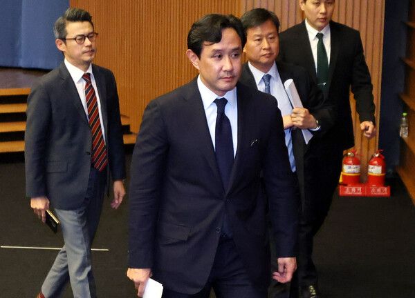 최윤범 고려아연 회장이 지난해 11월 13일 오후 서울 중구 대한상공회의소에서 '일반공모 유상증자 계획 철회' 등의 내용을 포함한 기자회견을 마친 후 퇴장하고 있다.