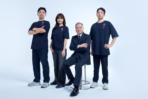 LG유플러스가&nbsp;국내&nbsp;1호&nbsp;프로파일러로&nbsp;알려진&nbsp;권일용&nbsp;교수를&nbsp;‘보안&nbsp;앰배서더’로&nbsp;선정했다.&nbsp;사진은&nbsp;보안&nbsp;앰배서더로&nbsp;선정된&nbsp;권일용&nbsp;교수(오른쪽&nbsp;2번째)와&nbsp;LG유플러스&nbsp;직원들이&nbsp;전국&nbsp;매장에&nbsp;부착될&nbsp;포스터&nbsp;촬영을&nbsp;하는&nbsp;모습. [사진=LG유플러스](포인트경제)