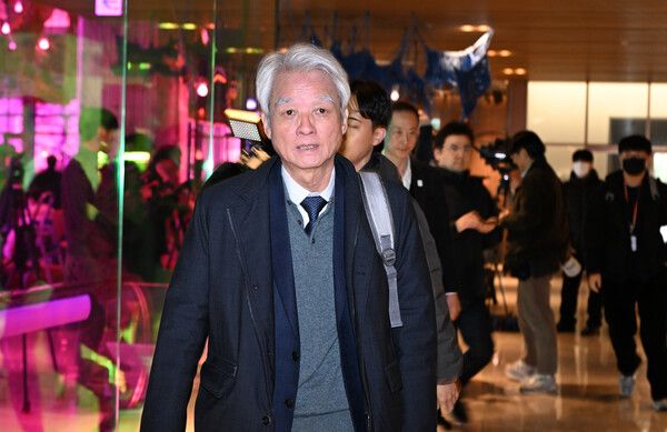 강성두 영풍 사장이 3월 28일 서울 용산구 몬드리안 호텔에서 열린 제51기 고려아연 정기주주총회에 참석하기 위해 주총장으로 입장하고 있다.