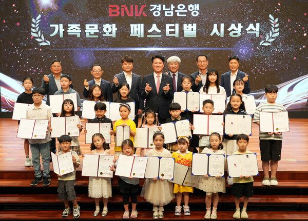 김태한 BNK경남은행장과 경가페 회화 부문 수상자들이 단체 기념촬영을 하고 있다.