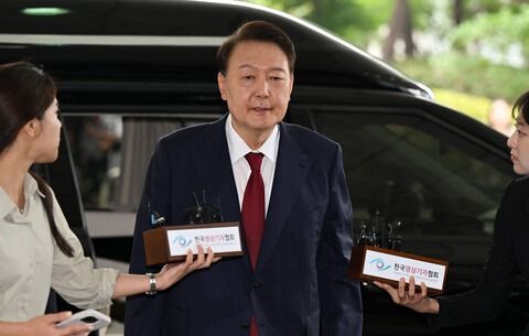 윤석열 전 대통령이 28일 오전 대면 조사를 받기 위해 서울 서초구 서울고검에 마련된 내란특검 사무실로 출석하고 있다. /사진=뉴시스