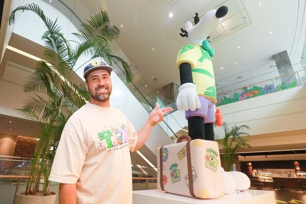 29일 오전 현대백화점 판교점에서 글로벌 팝 아티스트 작가 스티븐 해링턴이 하와이 바캉스를 콘셉트로 제작한 초대형 강아지 캐릭터 '멜로'를 소개하고 있다. /현대백화점 제공