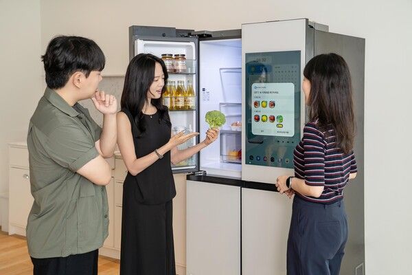 관람객이&nbsp;부산 해운대구 달맞이길 복합문화공간 에케(ECKE)에서 진행된 라이프스타일&nbsp;전시에서 삼성전자 2025년형 비스포크 AI 가전을 체험하고 있다. /삼성전자 제공