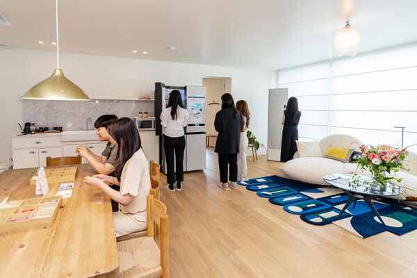 관람객이&nbsp;부산 해운대구 달맞이길 복합문화공간 에케(ECKE)에서 진행된 라이프스타일&nbsp;전시에서 삼성전자 2025년형 비스포크 AI 가전을 체험하고 있다. /삼성전자 제공