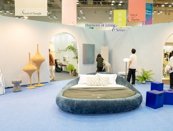 관람객이&nbsp;부산 해운대구 벡스코에서 진행된 라이프스타일 전시에서 삼성전자 2025년형 비스포크 AI 가전을 체험하고 있다.&nbsp; /삼성전자 제공