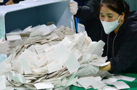 21대 대통령선거일인 3일 충북 청주시 올림픽국민생활관에 마련된 개표소에서 개표사무원들이 개표를 하고 있다. /사진=뉴시스