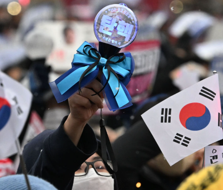 광주시민들이 21일 오후 광주 동구 5·18민주광장에서 열린 윤석열정권 즉각퇴진·사회대개혁 광주비상행동의 7차 광주시민총궐기대회에 참여해 응원봉과 손팻말, 태극기를 흔들고 있다. /사진=뉴시스