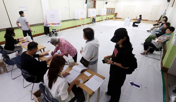 제21대 대통령선거일인 3일 오후 서울 중구 장충초등학교에 마련된 다산동 제2투표소에서 유권자들이 소중한 한표를 행사하기 위해 신분확인을 받고 있다. /사진=뉴시스