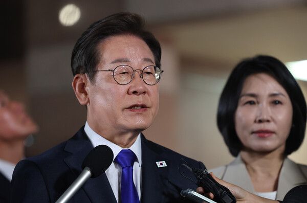 이재명 대통령이 3일 밤 인천 계양구 자택을 나서며 지지자들에게 인사말을 하고 있다. /사진=뉴시스