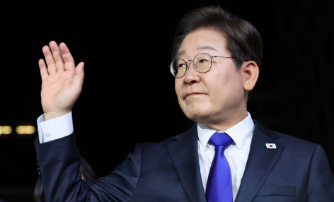 이재명 대통령이 4일 오전 서울 여의도 더불어민주당 당사에 도착해 인사하고 있다. /사진=뉴시스