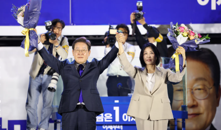 이재명 대통령과 김혜경 여사가 4일 오전 서울 여의도 국회 앞에서 열린 국민 개표방송 행사에서 꽃다발을 받은 뒤 시민들을 향해 인사하고 있다. /사진=뉴시스
