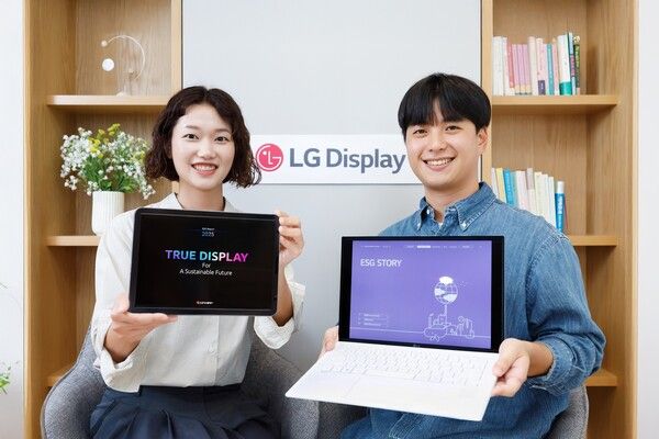 LG디스플레이 직원들이 '2025 ESG 리포트'를 소개하고 있다. /LG디스플레이 제공