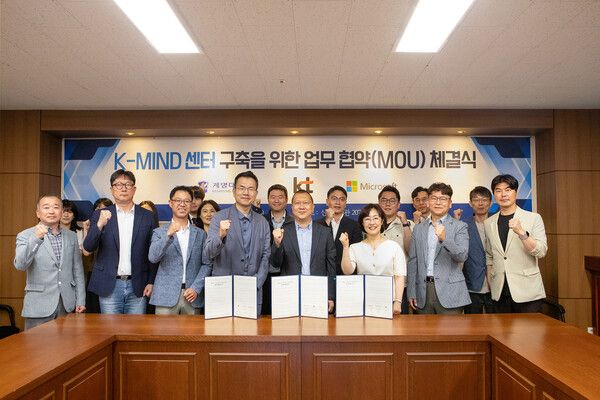 KT AX사업본부장 유서봉 상무(왼쪽),&nbsp;계명대학교 김범준 산학부총장,&nbsp;한국마이크로소프트 유현경 공공사업부문장이 협약 체결 후 기념 촬영을 하는 모습 /KT 제공