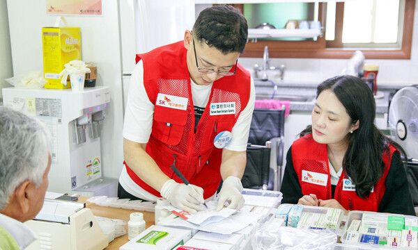 SK에코플랜트&nbsp;에피봉사단과&nbsp;열린의사회가&nbsp;의료&nbsp;소외지역&nbsp;어르신들을&nbsp;위한&nbsp;의료봉사를&nbsp;진행하는&nbsp;모습 [사진=SK에코플랜트](포인트경제)