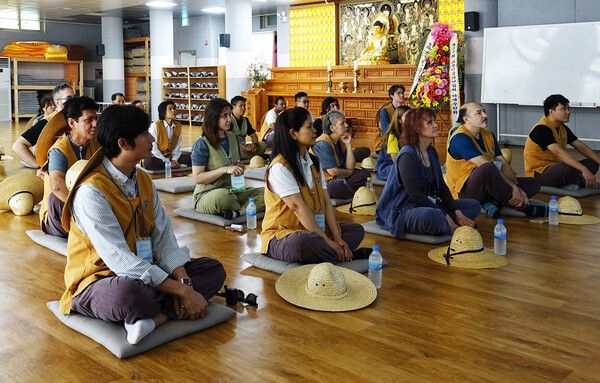 이날 행사에 참가한 외국인 손님들이 저녁예불에 참가하여 한국 전통불교 문화를 체험하는 시간을 보내고 있다. /하나은행 제공